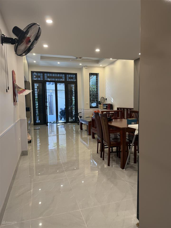 Bán đất tặng nhà đẹp 106,3m 2 tầng sân rộng 3 phòng ngủ giáp phố hoa lâm gần big c giá 12 tỷ