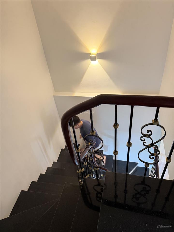 Bán đất tặng nhà đẹp 106,3m 2 tầng sân rộng 3 phòng ngủ giáp phố hoa lâm gần big c giá 12 tỷ