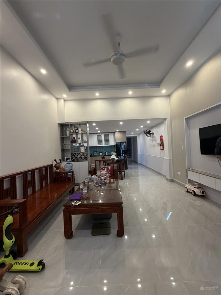 Bán đất tặng nhà đẹp 106,3m 2 tầng sân rộng 3 phòng ngủ giáp phố hoa lâm gần big c giá 12 tỷ
