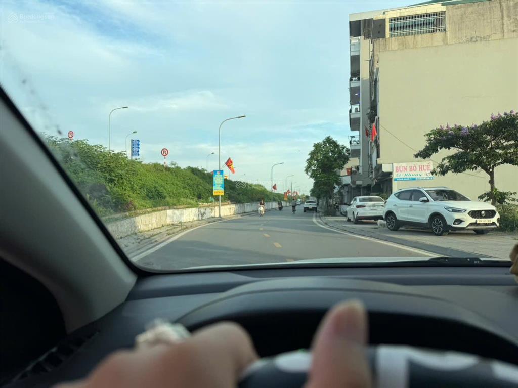 Đất giang biên 30m mt 3,65m đường 12m ô tô đỗ ngày đêm giá 250 triệu/m còn bớt