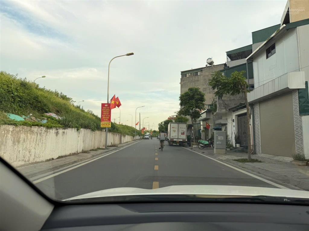 Đất giang biên 30m mt 3,65m đường 12m ô tô đỗ ngày đêm giá 250 triệu/m còn bớt