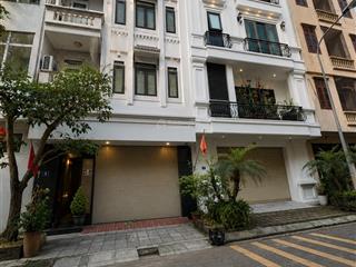 Nhà phân lô giang biên 72m 5 tầng vỉa hè ô tô tránh giá 21,5 tỷ còn bớt
