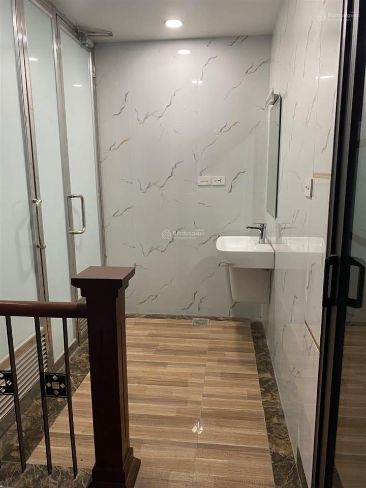 Cho thuê nhà mặt phố kẻ tạnh việt hưng 100m thông sàn thang máy giá 60 triệu/tháng hđ 5 năm