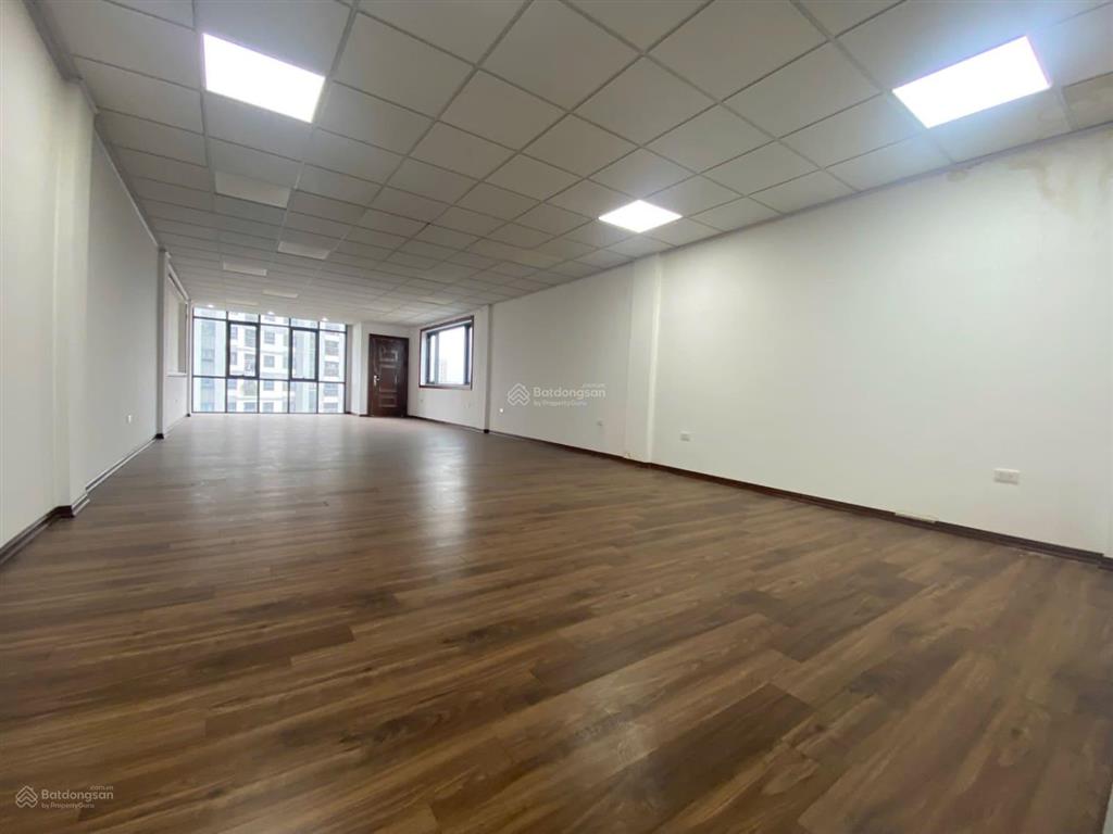 Cho thuê nhà mặt phố kẻ tạnh việt hưng 100m thông sàn thang máy giá 60 triệu/tháng hđ 5 năm