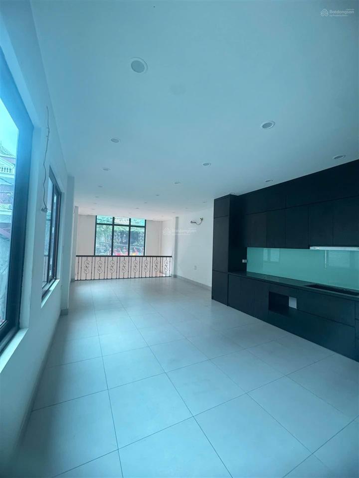 Bán nhà mặt phố ái mộ 65m 5 tầng lô góc mặt tiền 4,6m đoạn vị trí đẹp có ô chờ thang máy 33,6 tỷ