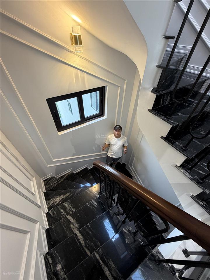 Bán nhà tái định cư việt hưng 65m 5 tầng thang máy hiện đại nội thất xịn vườn hoa trước mặt tiền