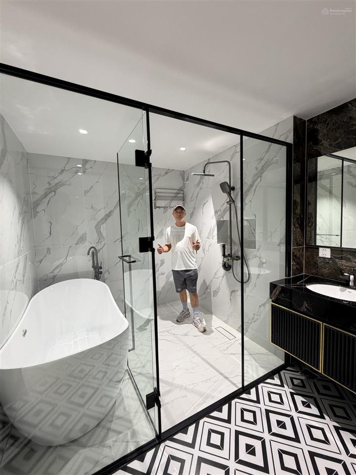 Bán nhà tái định cư việt hưng 65m 5 tầng thang máy hiện đại nội thất xịn vườn hoa trước mặt tiền
