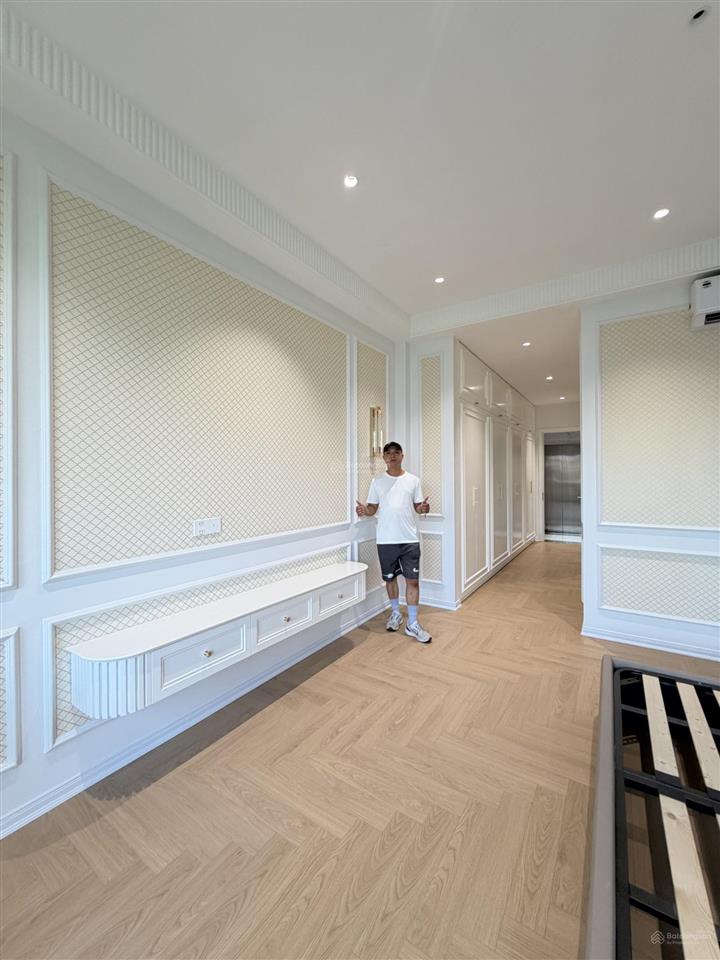 Bán nhà tái định cư việt hưng 65m 5 tầng thang máy hiện đại nội thất xịn vườn hoa trước mặt tiền