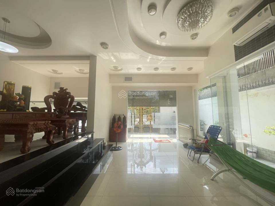 Biệt thự khu tên lửa. mt đường 32,dt 10x20 (200m2),hầm+3tấm, 26,5 tỷ tl.tặng hết nội thất. sát aeon