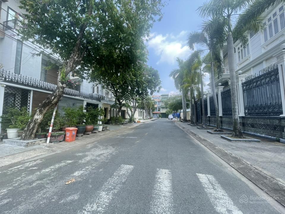 Biệt thự khu tên lửa. mt đường 32,dt 10x20 (200m2),hầm+3tấm, 26,5 tỷ tl.tặng hết nội thất. sát aeon
