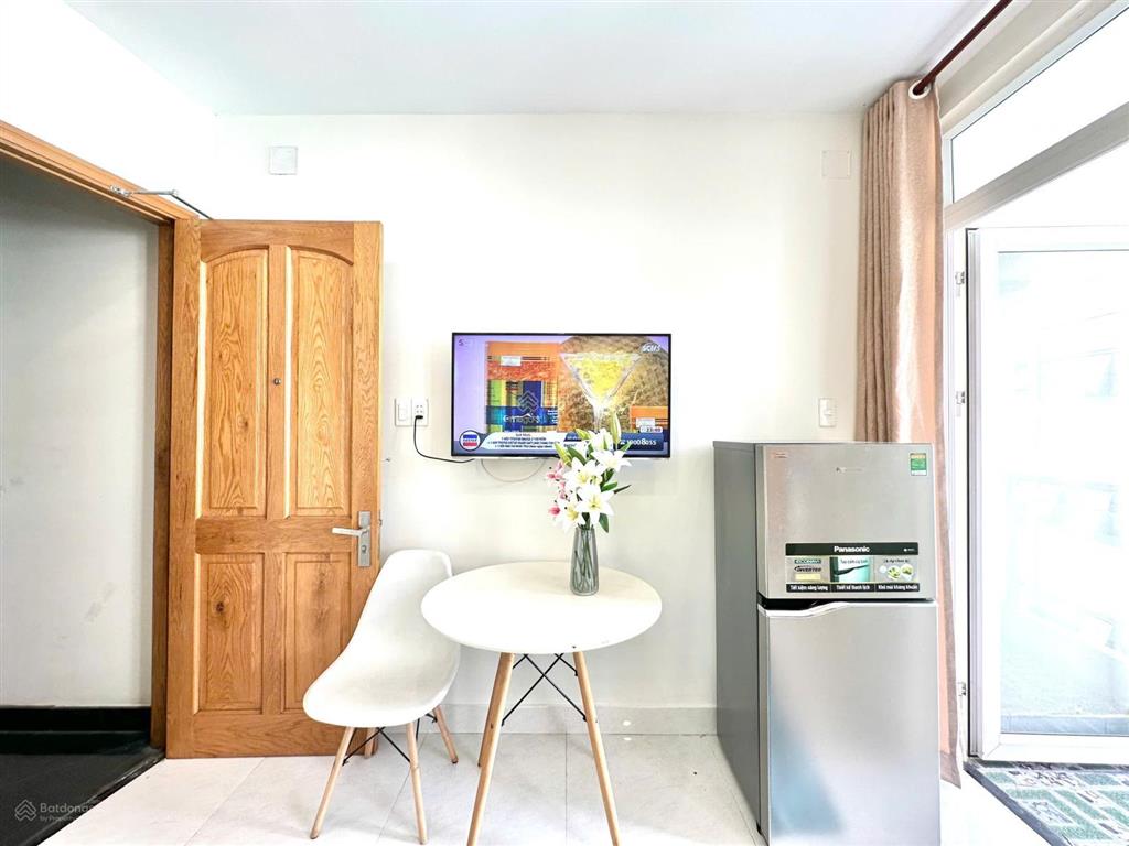 Cho thuê căn hộ tại lê văn sỹ q3, ban công, thang máy, đủ nội thất, giữ phòng qua lễ