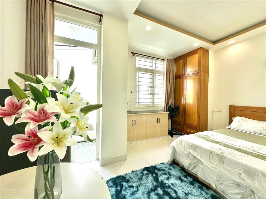 Cho thuê căn hộ tại lê văn sỹ q3, ban công, thang máy, đủ nội thất, giữ phòng qua lễ