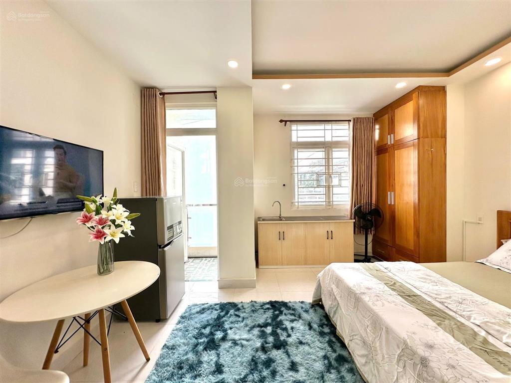 Cho thuê căn hộ tại lê văn sỹ q3, ban công, thang máy, đủ nội thất, giữ phòng qua lễ