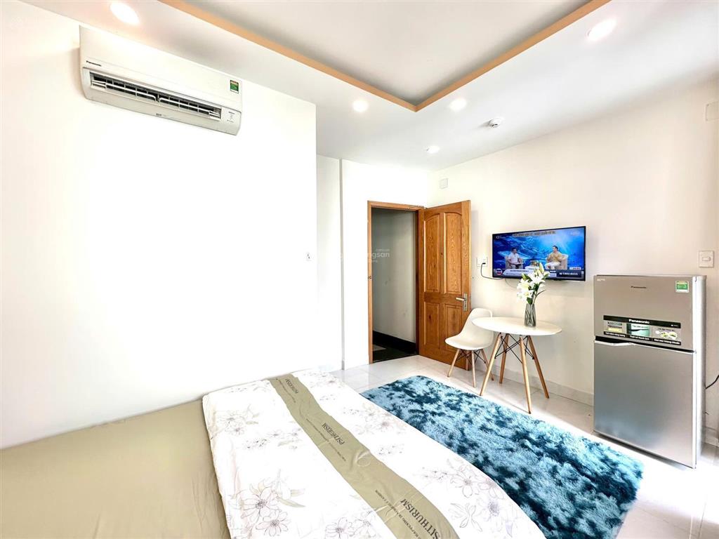 Cho thuê căn hộ tại lê văn sỹ q3, ban công, thang máy, đủ nội thất, giữ phòng qua lễ