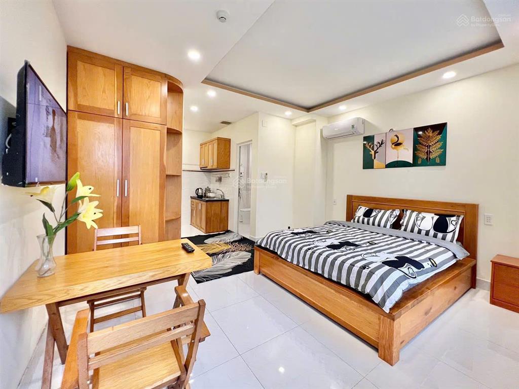 Cho thuê căn hộ tại lê văn sỹ q3, ban công, thang máy, đủ nội thất, giữ phòng qua lễ