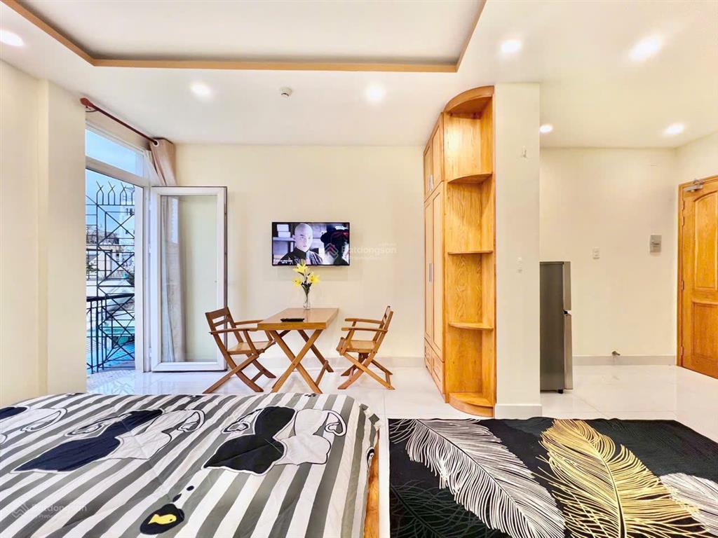 Cho thuê căn hộ tại lê văn sỹ q3, ban công, thang máy, đủ nội thất, giữ phòng qua lễ