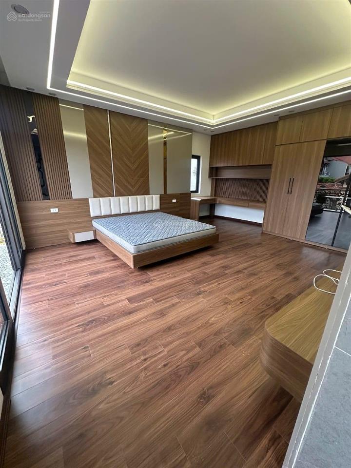 Bán nhà phùng hưng ngay cầu trắng hà đông  45m x 5 tầng  giá chỉ 7,xtỷ  chuẩn 10m ra đường 12m.