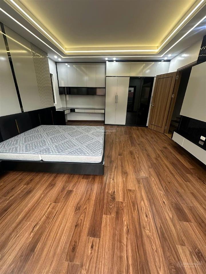 Bán nhà phùng hưng ngay cầu trắng hà đông  45m x 5 tầng  giá chỉ 7,xtỷ  chuẩn 10m ra đường 12m.