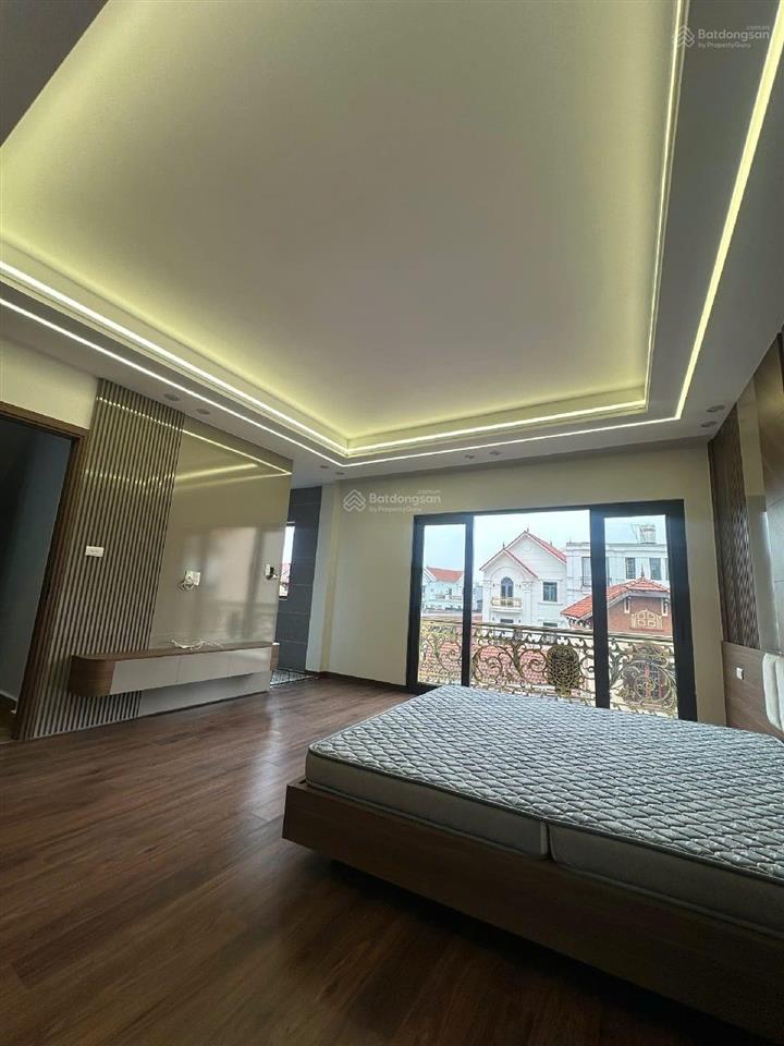 Bán nhà phùng hưng ngay cầu trắng hà đông  45m x 5 tầng  giá chỉ 7,xtỷ  chuẩn 10m ra đường 12m.