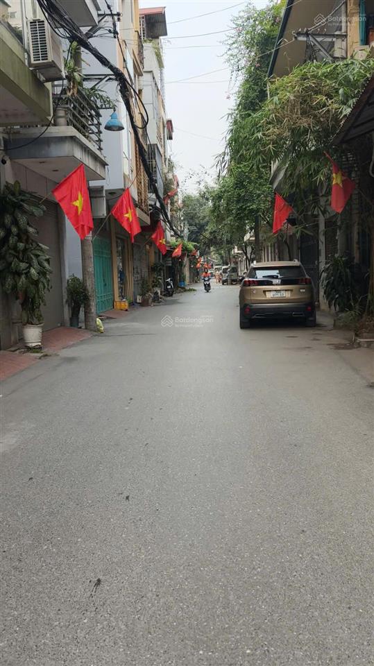 Bán nhà phùng hưng ngay cầu trắng hà đông  45m x 5 tầng  giá chỉ 7,xtỷ  chuẩn 10m ra đường 12m.