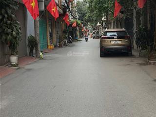 Bán nhà phùng hưng ngay cầu trắng hà đông  45m x 5 tầng  giá chỉ 7,xtỷ  chuẩn 10m ra đường 12m.