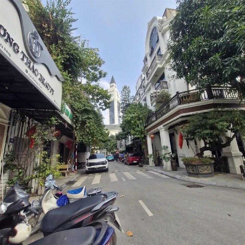 Giảm chào hơn 2 tỷ  cần bán gấp căn lk lacasta văn phú ngay tháp đồng hồ  dt 75m.