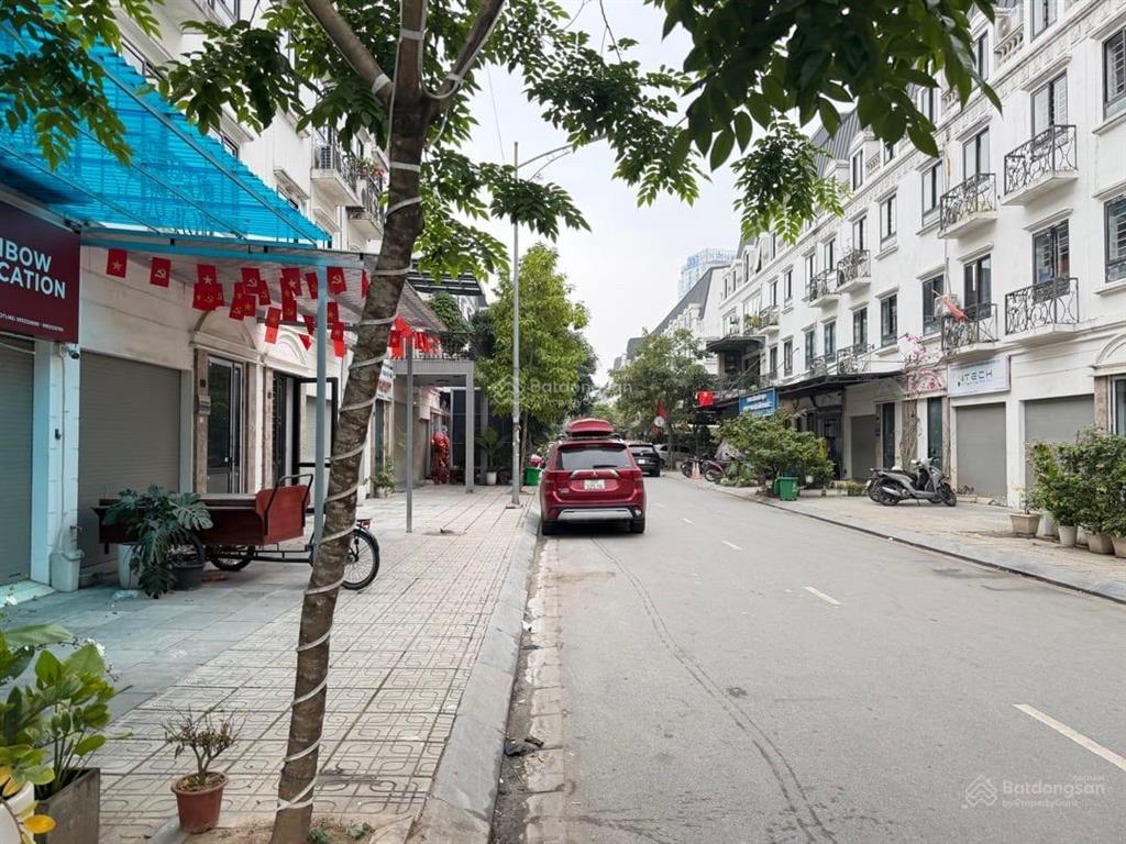 Giảm chào hơn 2 tỷ  cần bán gấp căn lk lacasta văn phú ngay tháp đồng hồ  dt 75m.