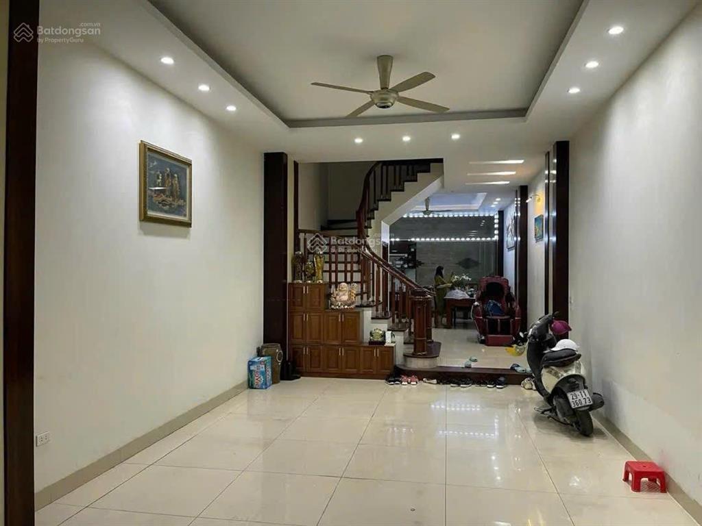 Rất cần bán chỉ 12tỷ8  68m2 x 4 tầng  nhà ngay phố nguyễn văn lộc  mỗ lao  oto ngay cổng.