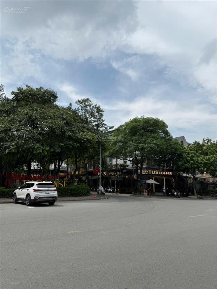 Bán nhà lk nguyễn khuyến văn quán ngay gần hồ  chỉ 17ty3  55m2 x 4 tầng  đường 12m  vỉa hè 3m.