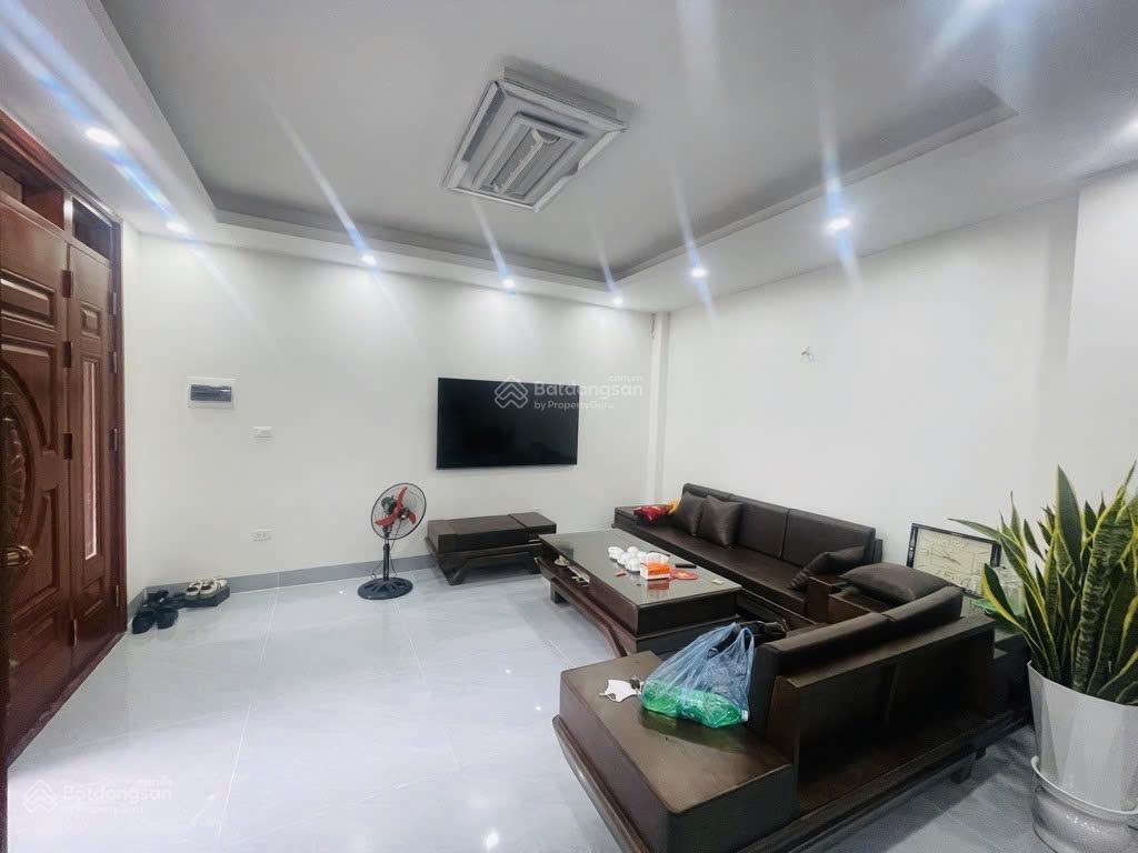 Cần bán gấp nhà gần kđt vin diện tích 46m2 dân xây 4 tầng, full nội thất, ô tô đỗ cổng, giá 4 tỷ 75