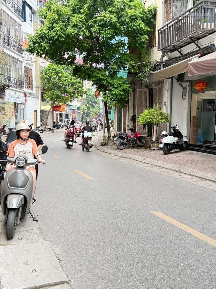 Cần cho thuê cả nhà mặt phố chùa quỳnh hai bà trưng 45m2 5tầng 200m2 ô tô kinh doanh gì cũng tốt