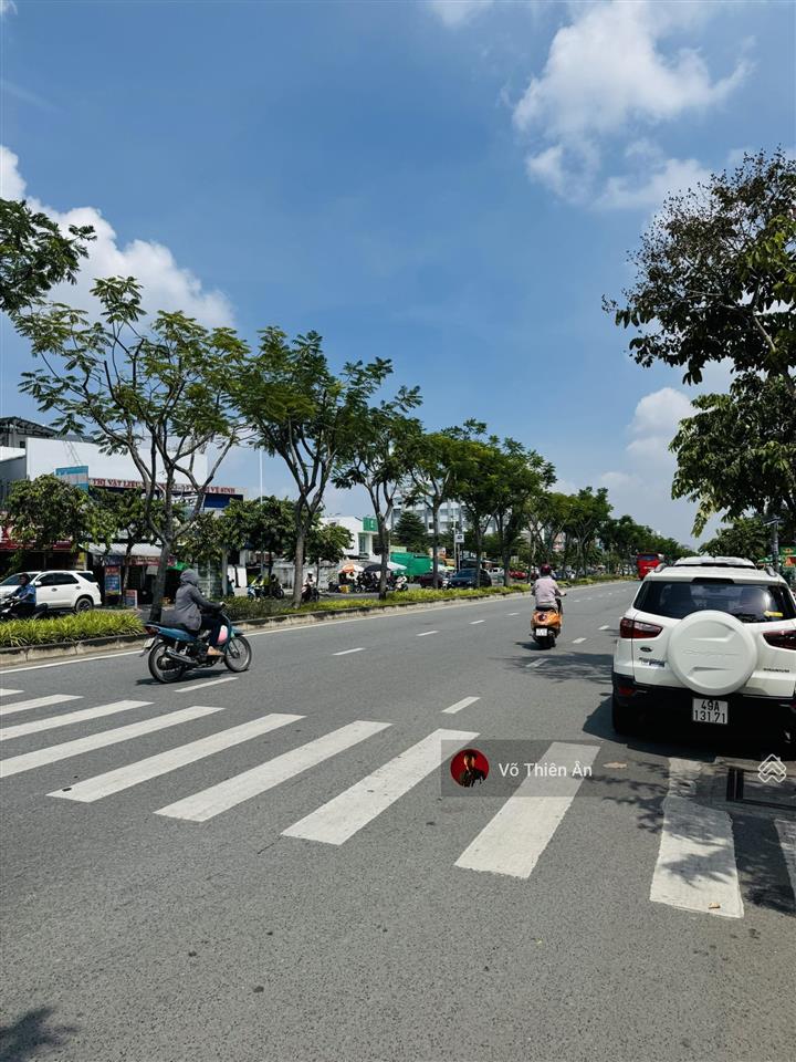 Chốt ngay! chủ gửi bán gấp lô đất góc 2mt ngay song hành q2  xd hầm 7 tầng  37x21m  chỉ 130tr/m2