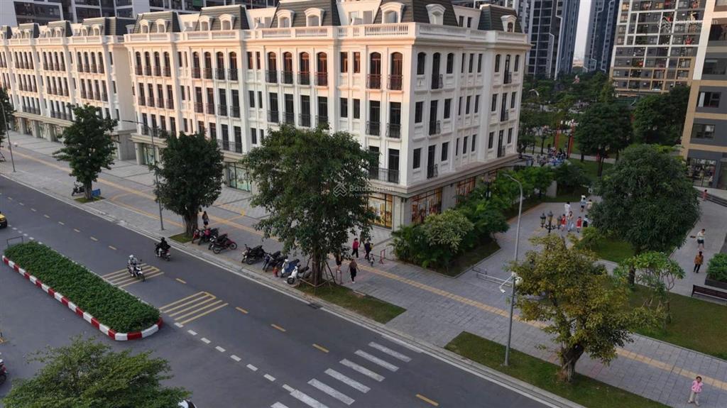 Có 102 shophouse tmdv tại sakura 150m2 x 4.5 tầng, 2 mặt thoáng ,full tiện ích (rẻ quá 24.7 tỷ)