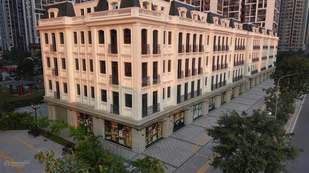 Có 102 shophouse tmdv tại sakura 150m2 x 4.5 tầng, 2 mặt thoáng ,full tiện ích (rẻ quá 24.7 tỷ)