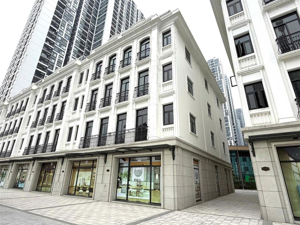 Có 102 shophouse tmdv tại sakura 150m2 x 4.5 tầng, 2 mặt thoáng ,full tiện ích (rẻ quá 24.7 tỷ)