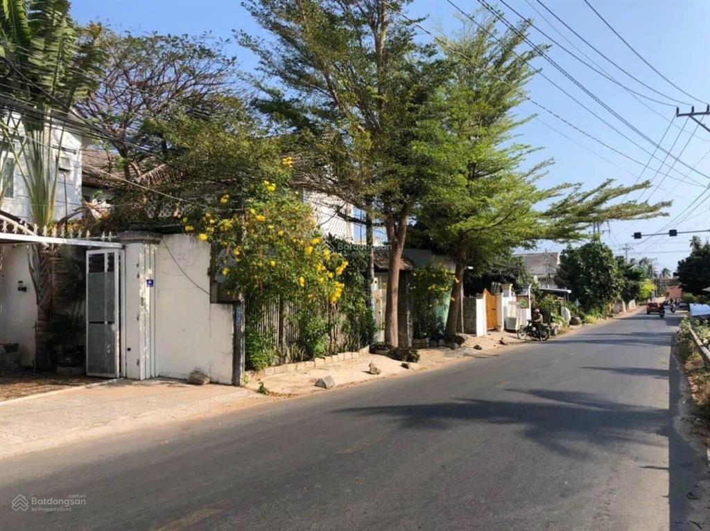 Bán 100m2 đất + căn nhà hai tầng gần biển ở giao lộ nguyễn đình chiểu/ huỳnh thúc kháng