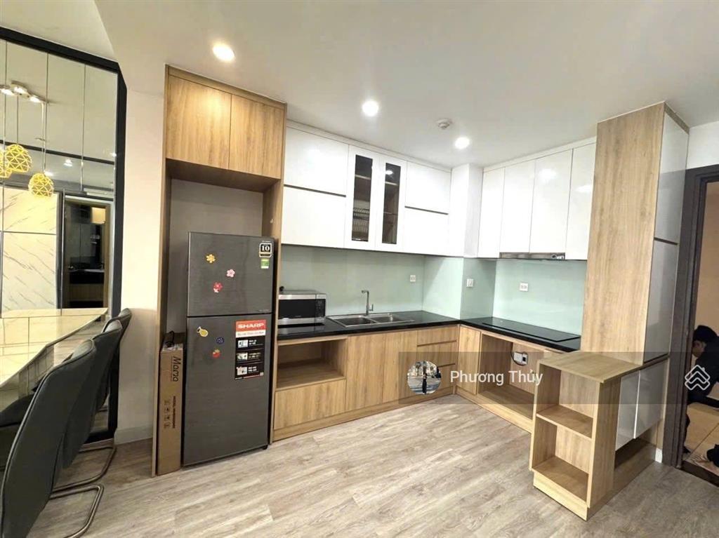 Chủ đi định cư bán gấp, ch h2 hoàng diệu q. 4 giá 1 tỷ 680 dt66m2, 2pn2nvs, tầng trung  có sổ hồng