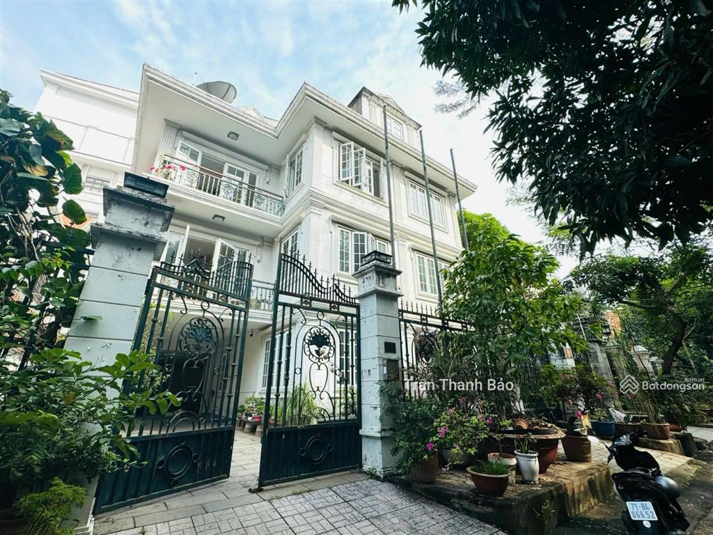 Bán nhà view công viên khu compound phường thảo điền. dt 350m2  3 tầng  hđt 170 tr  giá 108 tỷ