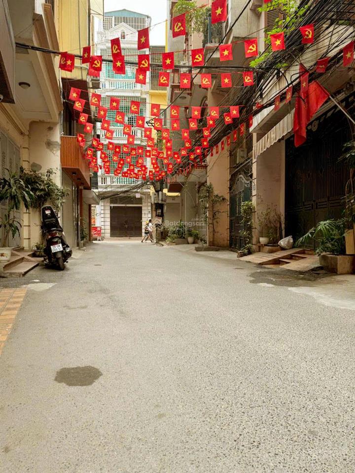 Gấp  bán nhà hoàng cầu  oto tránh  oto vào nhà  52m2 x 5t  nhà dân xây chắc chắn