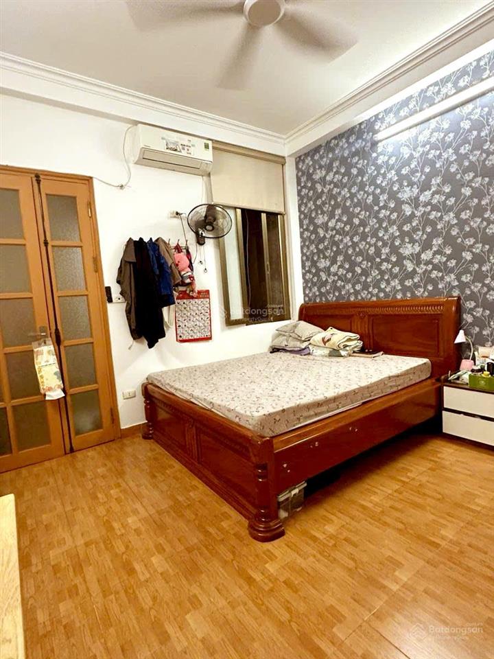 Gấp  bán nhà hoàng cầu  oto tránh  oto vào nhà  52m2 x 5t  nhà dân xây chắc chắn