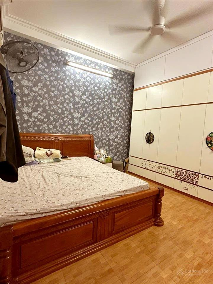Gấp  bán nhà hoàng cầu  oto tránh  oto vào nhà  52m2 x 5t  nhà dân xây chắc chắn