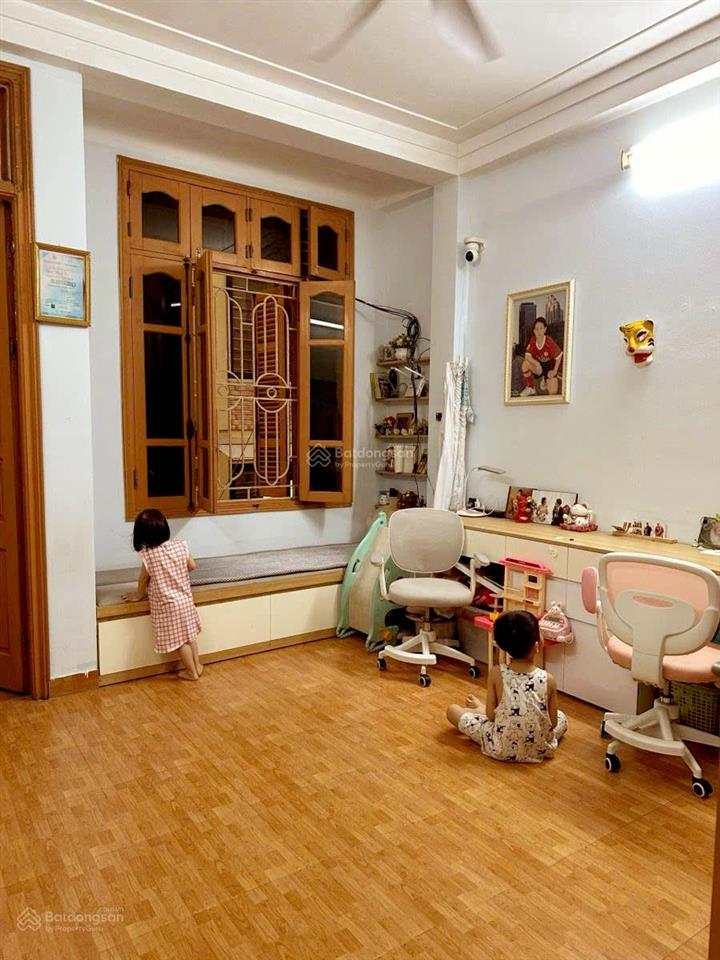 Gấp  bán nhà hoàng cầu  oto tránh  oto vào nhà  52m2 x 5t  nhà dân xây chắc chắn