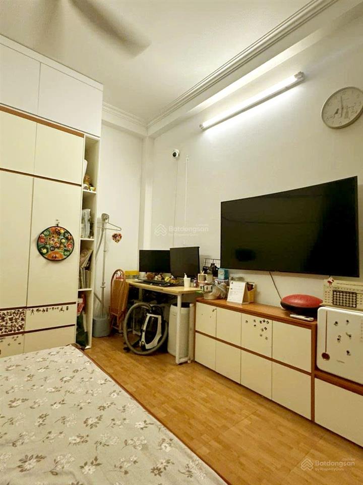 Gấp  bán nhà hoàng cầu  oto tránh  oto vào nhà  52m2 x 5t  nhà dân xây chắc chắn