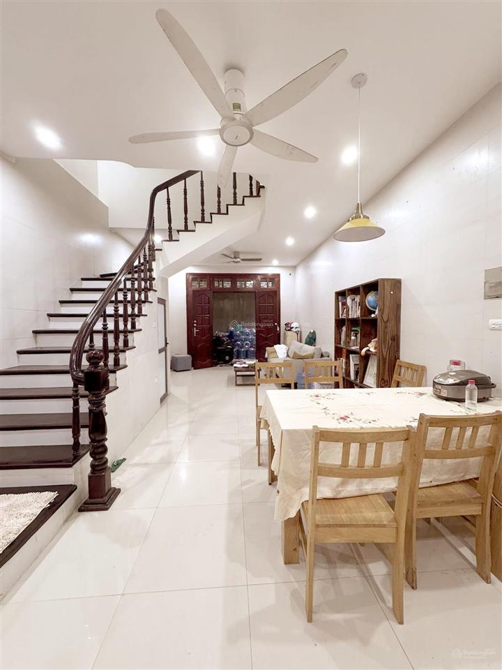 2 mặt ngõ hoàng cầu 30m ra oto tránh dân xây kcbt 55mx 5t. giá 14.xty