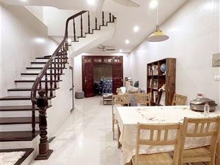 2 mặt ngõ hoàng cầu 30m ra oto tránh dân xây kcbt 55mx 5t. giá 14.xty