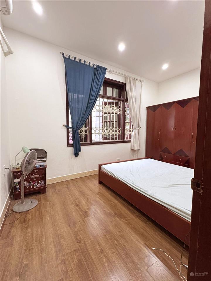 2 mặt ngõ hoàng cầu 30m ra oto tránh dân xây kcbt 55mx 5t. giá 14.xty