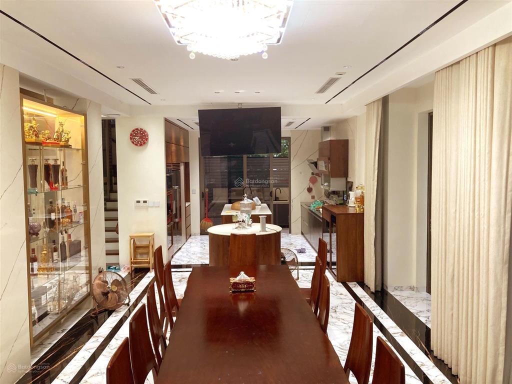 Chính chủ cần bán biệt thự đơn lập 316m2, mặt tiền 16m, tặng full nội thất cao cấp