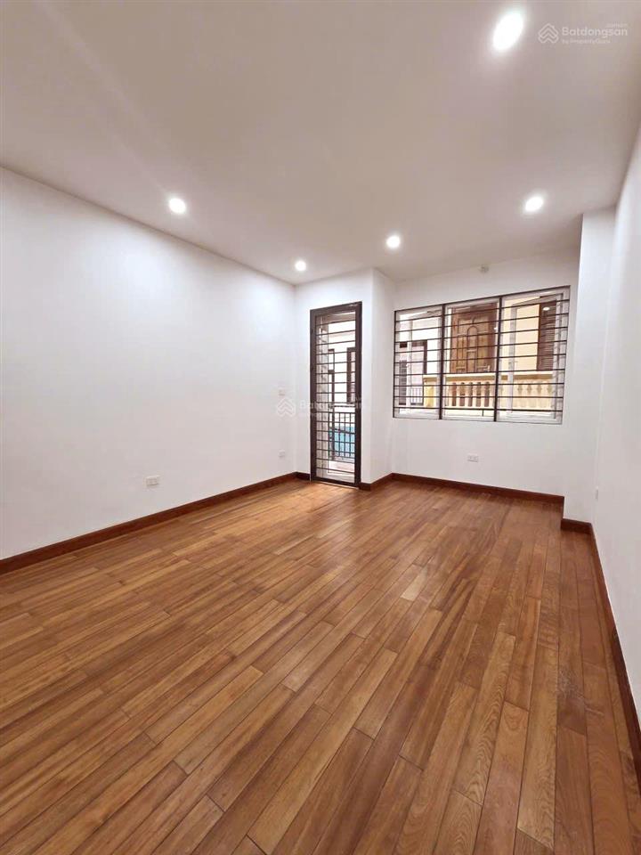 Gấp oto vào nhà lê trọng tấn 2 thoáng oto chờ thang máy 55m x 4t gần phố.