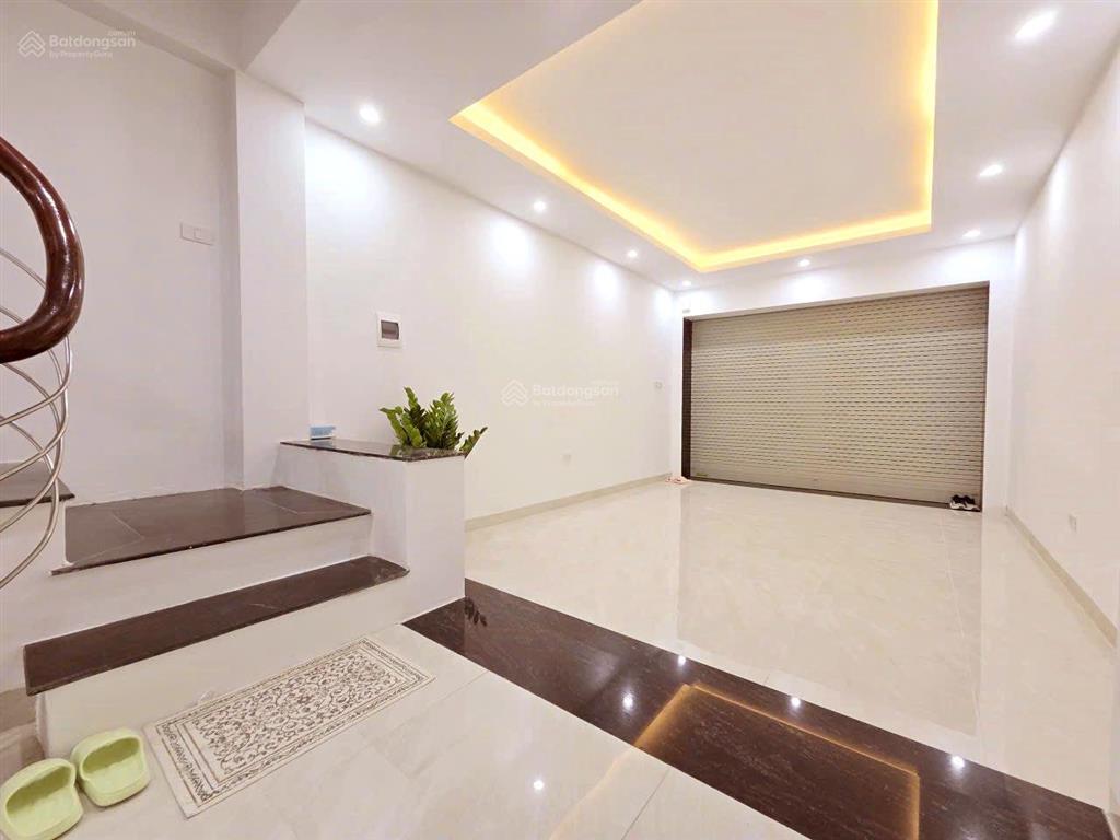 Gấp oto vào nhà lê trọng tấn 2 thoáng oto chờ thang máy 55m x 4t gần phố.