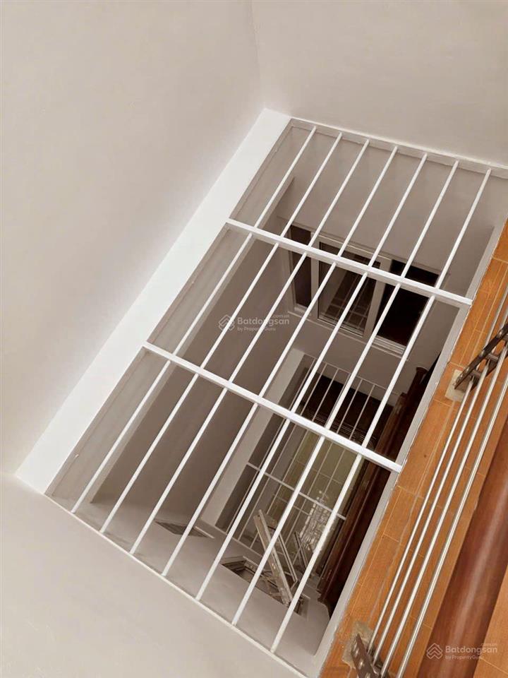 Gấp oto vào nhà lê trọng tấn 2 thoáng oto chờ thang máy 55m x 4t gần phố.